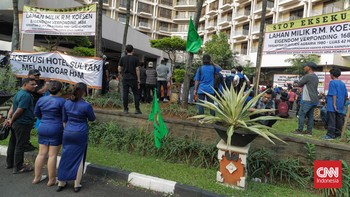 Sejumlah masa penolak eksekusi Hotel Sultan melakukan aksi d depan Lobby Hotel Sultan. Jakarta, Selasa, 17 Juni 2026. (CNN Indonesia/Adhi Wicaksono)