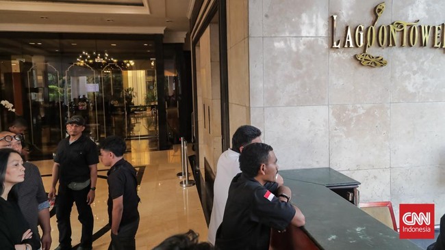 Sejumlah masa penolak eksekusi Hotel Sultan melakukan aksi d depan Lobby Hotel Sultan. Jakarta, Selasa, 17 Juni 2026. (CNN Indonesia/Adhi Wicaksono)