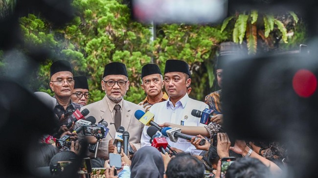 Menteri Sekretaris Negara Prasetyo Hadi (kanan) bersama Menteri Haji dan Umrah Mochamad Irfan Yusuf (kedua kiri), dan Ketua Komisi VIII DPR Marwan Dasopang (kiri) menjawab pertanyaan wartawan usai bertemu Presiden Prabowo Subianto di Hambalang, Kabup