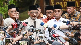 Menteri Sekretaris Negara Prasetyo Hadi (kedua kanan) bersama Menteri Haji dan Umrah Mochamad Irfan Yusuf (kedua kiri), Wakil Ketua DPR Cucun Ahmad Syamsurijal (kanan), dan Ketua Komisi VIII DPR Marwan Dasopang (kiri) menjawab pertanyaan wartawan usa