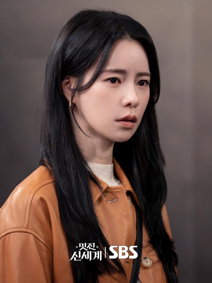 Shin Seo Ri banyak menggunakan modest fashion item seperti jaket, blazer, blus lengan panjang, midi skirt, dan lainnya./ Foto: instagram.com/sbsdrama.official