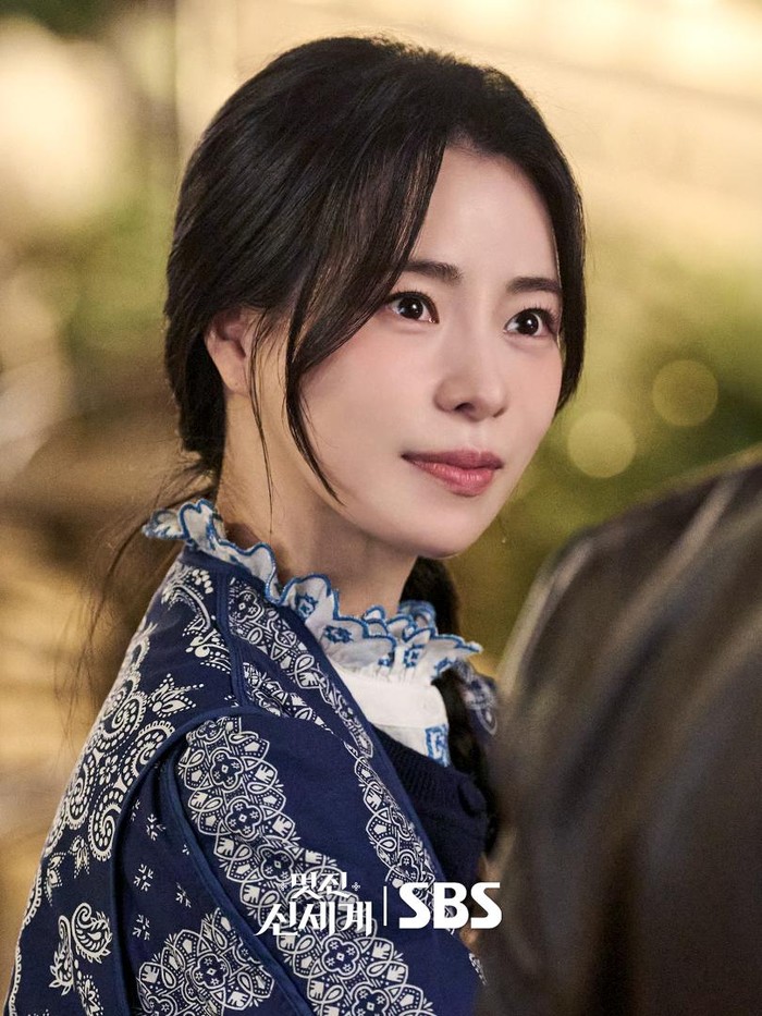 Saat berperan sebagai Shin Seo Ri di serial drama My Royal Nemesis, aktris Korea Lim Ji Yeon banyak menampilkan gaya berpakaian yang 'modest', namun tetap terlihat modis dan penuh gaya./ Foto: instagram.com/sbsdrama.official