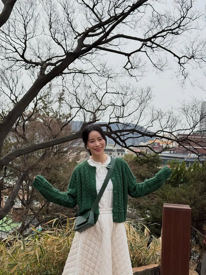 Dalam gaya yang satu ini, Shin Seo Ri memadukan cardigan berwarna hijau dengan blus putih sebagai inner, serta knit skirt yang manis./ Foto: instagram.com/limjjy2