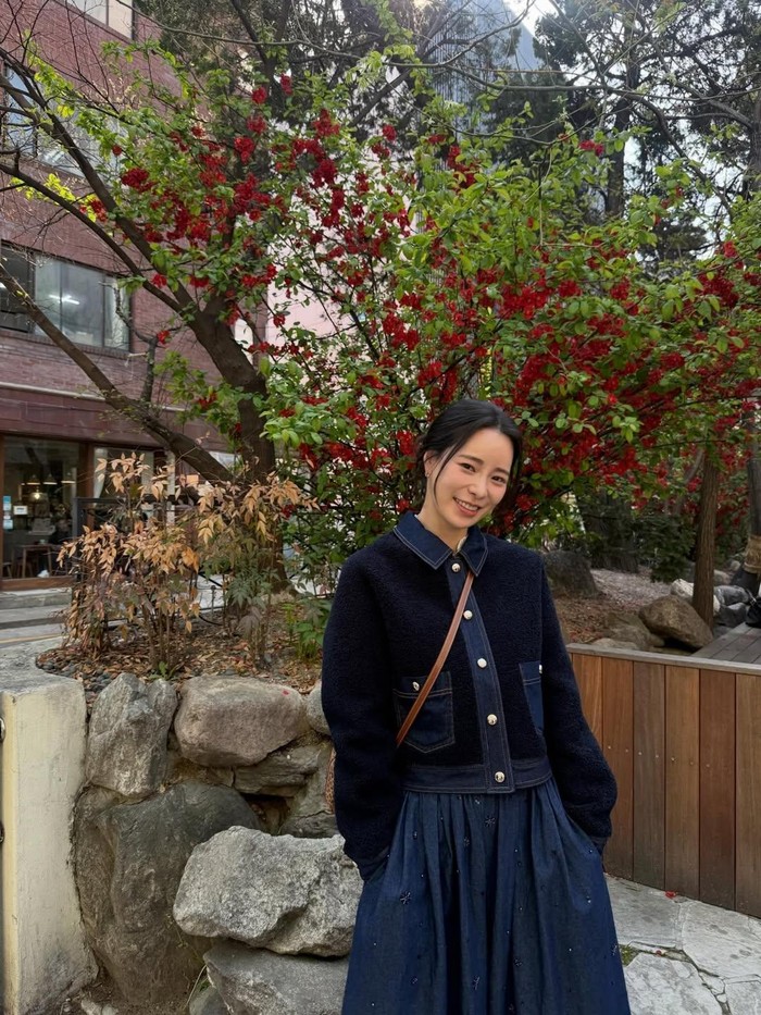 Saat berkencan dengan Cha Se Gye (Heo Nam Jun), Shin Seo Ri terlihat manis dalam balutan outfit bernuansa navy seperti jaket dan rok berwarna senada./ Foto: instagram.com/limjjy2