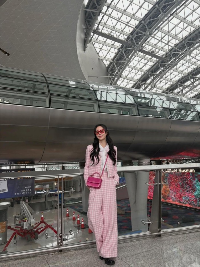 Cute dan trendy, Shin Seo Ri memamerkan fashion airport-nya dalam balutan one set tweed berwarna pink yang serasi dengan sling bag pink-nya, Beauties./ Foto: instagram.com/limjjy2