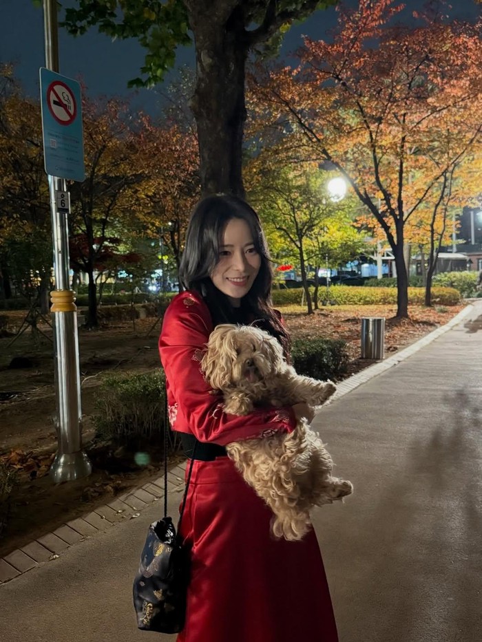 Tampil dengan cerah, Shin Seo Ri juga terlihat cantik dalam blazer berwarna vibrant red yang 'menyala', lho!/ Foto: instagram.com/limjjy2