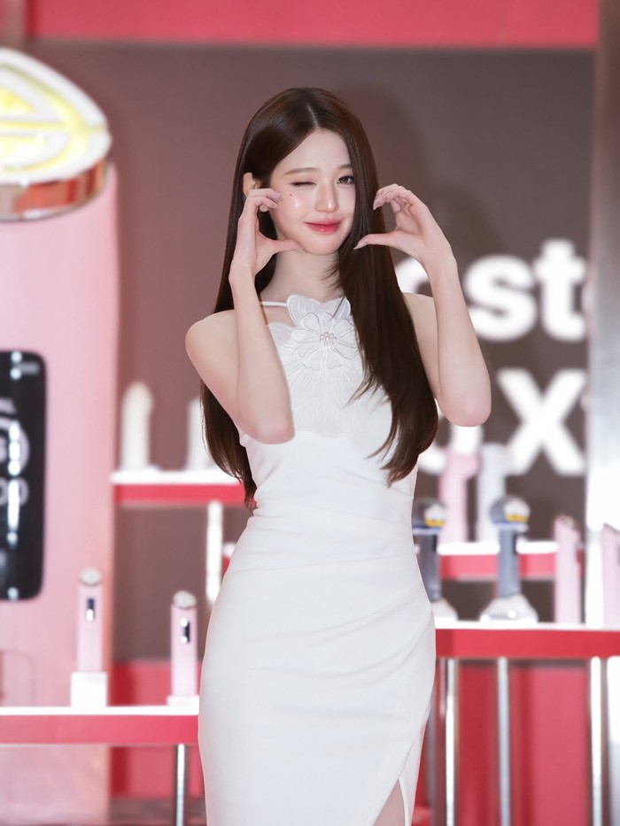 Meski demikian, padatnya jadwal bukan alasan bagi Jang Wonyoung IVE untuk tidak tampil all-out dalam setiap kesempatan. Ia kembali menjadi sorotan publik setelah mengunjungi acara pembukaan pop-up store medicube Korea./ Foto: instagram.com/medicube_korea