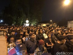 Ribuan Warga Ikuti Prosesi Mubeng Beteng Keraton Jogja Bersama Abdi Dalem