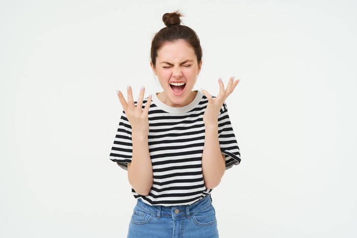 Decision fatigue tidak hanya memengaruhi saat kamu mengambil keputusan. Ternyata kondisi ini juga dapat memengaruhi emosi sehingga seseorang menjadi lebih sensitif dari biasanya.