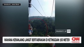 Rekaman video amatir memperlihatkan wahana Keranjang Langit tiba-tiba terhenti dan saling bertabrakan di ketinggian 150 meter di kawasan objek wisata Lembah Purba, Sukabumi, Jawa Barat.