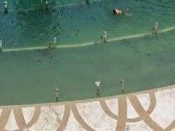 Video: Viral Orang Berenang di Kolam Bundaran HI, Ternyata Petugas PJLP