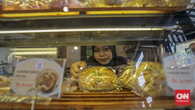 Sejumlah pekerja mengolah adonan roti fermentasi yang akan dijual di Toko Roti Sour Dough Jamboy Bakery, Cipayung, Jakarta, Rabu (17/6). (CNN Indonesia/Febria Adha L)