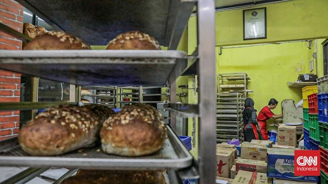 Sejumlah pekerja mengolah adonan roti fermentasi yang akan dijual di Toko Roti Sour Dough Jamboy Bakery, Cipayung, Jakarta, Rabu (17/6). (CNN Indonesia/Febria Adha L)