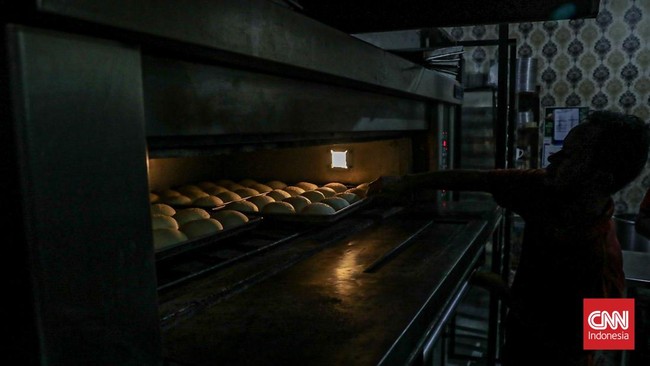Sejumlah pekerja mengolah adonan roti fermentasi yang akan dijual di Toko Roti Sour Dough Jamboy Bakery, Cipayung, Jakarta, Rabu (17/6). (CNN Indonesia/Febria Adha L)