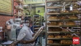 Sejumlah pekerja mengolah adonan roti fermentasi yang akan dijual di Toko Roti Sour Dough Jamboy Bakery, Cipayung, Jakarta, Rabu (17/6). (CNN Indonesia/Febria Adha L)