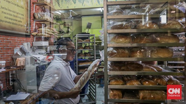 Sejumlah pekerja mengolah adonan roti fermentasi yang akan dijual di Toko Roti Sour Dough Jamboy Bakery, Cipayung, Jakarta, Rabu (17/6). (CNN Indonesia/Febria Adha L)