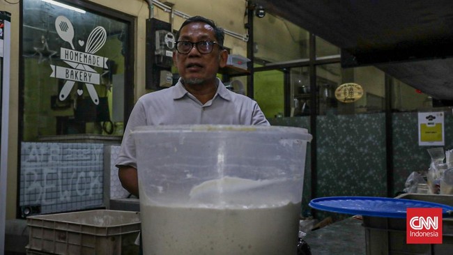 Sejumlah pekerja mengolah adonan roti fermentasi yang akan dijual di Toko Roti Sour Dough Jamboy Bakery, Cipayung, Jakarta, Rabu (17/6). (CNN Indonesia/Febria Adha L)