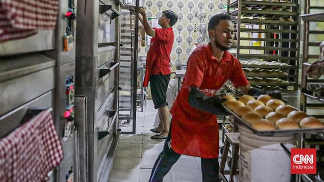 Sejumlah pekerja mengolah adonan roti fermentasi yang akan dijual di Toko Roti Sour Dough Jamboy Bakery, Cipayung, Jakarta, Rabu (17/6). (CNN Indonesia/Febria Adha L)