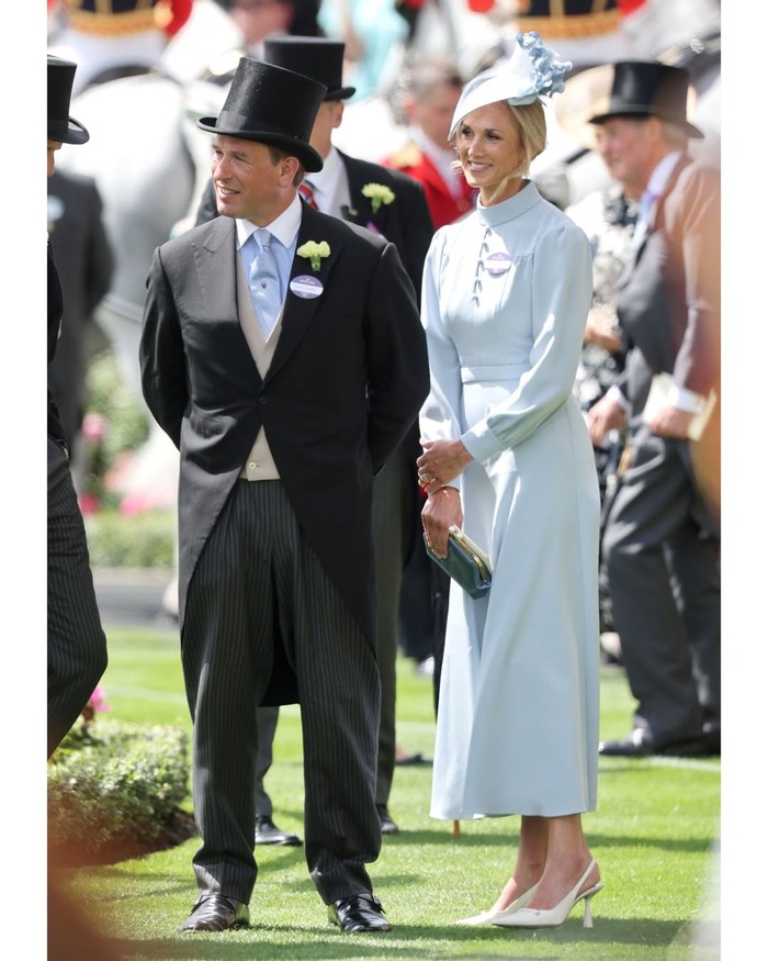 Pasangan pengantin baru Peter Phillips dan Harriet Phillips turut mencuri perhatian di Royal Ascot 2026. Harriet tampil anggun dalam gaun biru&nbsp;muda dipadukan clutch Anya Hindmarch dan sepatu Jimmy Choo/Foto: instagram.com/royalfashionpolice