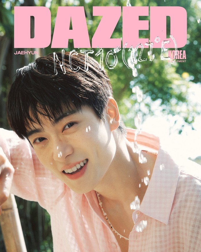 Pemotretan NCT 127 di Bali merupakan jadwal perdana Jaehyun setelah resmi merampungkan wajib militer. Oleh karena itu, aura segar sang idol membaur indah dengan panorama pulau Bali, belum lagi dengan senyuman merekahnya./ Foto: instagram.com/dazedkorea
