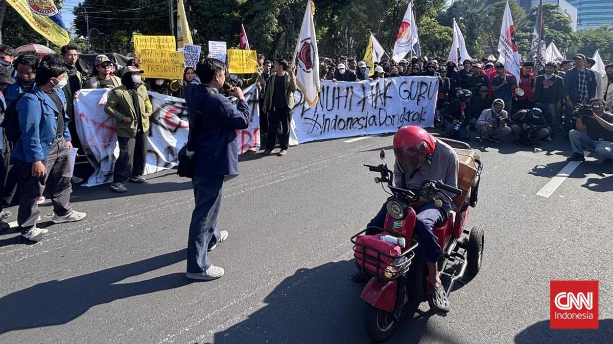 Penyandang Disabilitas Ikut Demo Surabaya, Sindir Lapangan Kerja Susah