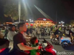 Gelombang Bonek Terus Berdatangan, Tumpah Ruah di Jalan Gubernur Suryo