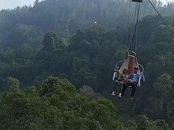 Viral Wahana Keranjang Sultan Langit di Sukabumi Tabrakan