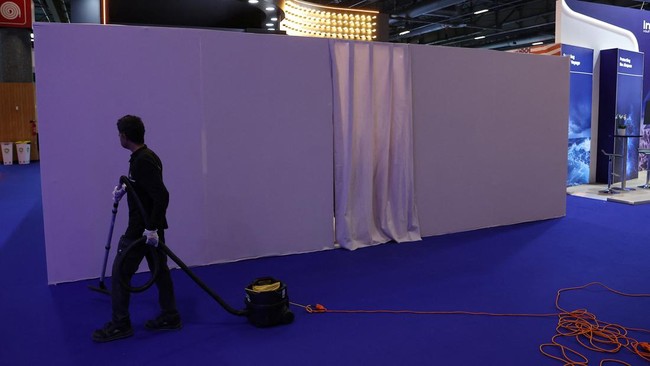 An employee walks past the walled off booth of the Israeli company Marom Dolphin at the Eurosatory international land and air defence and security trade fair in Villepinte near Paris, France, June 15, 2026. REUTERS/Alice Sacco