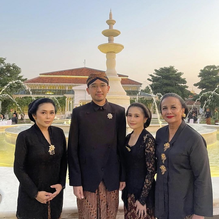 <p>Prilly tampil anggun dengan balutan kebaya berwarna hitam, itu tidak hadir sendirian, Bunda. Ia pun mengabadikan momen bersama beberapa figur publik, seperti Gusti Bhre, Christine Hakim, hingga Tussy Hapsary.&nbsp;(Foto: Instagram @prillylatuconsina96)</p>