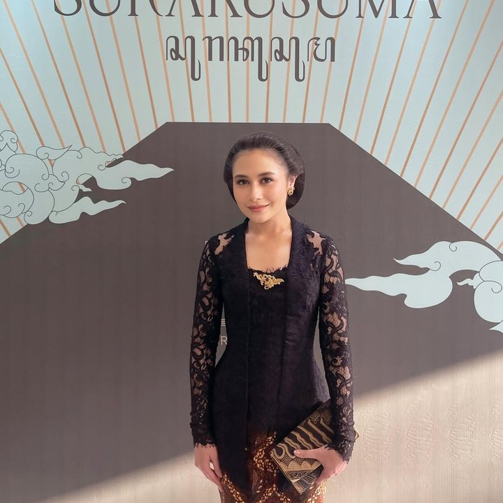 <p>Pesonanya yang menawan pun berhasil mencuri perhatian publik. Tak sedikit netizen yang membanjiri komentarnya dengan pujian. &ldquo;MasyaAllah cantik sekaliiii,&rdquo; tulis akun <em>@adlynaj****.</em> &ldquo;Cantik... Ayu, elegan, klasik, cerdas.... Keibuan.... Semua paket lengkap,&rdquo; tulis akun <em>@ita.z****.&nbsp;</em>(Foto: Instagram @prillylatuconsina96)</p>