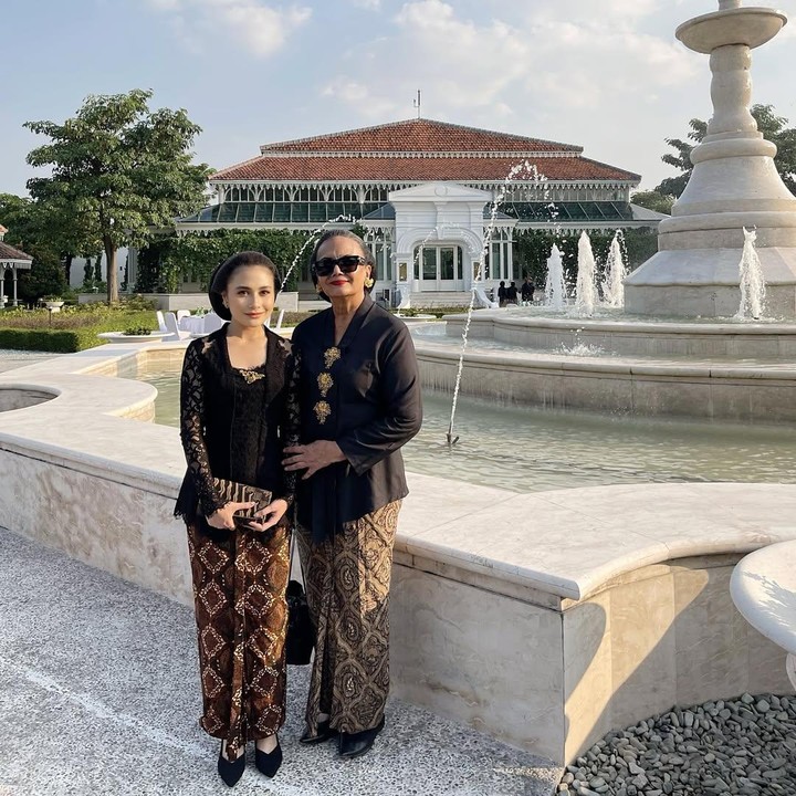 <p>Dalam unggahan tersebut, ia mengungkap pengalamannya pertama kali tradisi turun-temurun itu. &ldquo;Di tengah langkah yang berjalan dalam hening, aku belajar bahwa tradisi bukan hanya tentang menjaga masa lalu, tapi juga memberikan ruang untuk refleksi, menghormati nilai-nilai leluhur, dan mengingatkan kita untuk tetap membumi,&rdquo; ujarnya.&nbsp;(Foto: Instagram @prillylatuconsina96)</p>