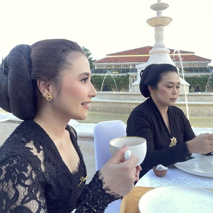 <p>Tahun Baru Islam 1 Muharram kerap diperingati dengan beragam tradisi di berbagai daerah. Salah satunya adalah Kirab Malam 1 Suro yang digelar di Pura Mangkunegaran, Solo. Menariknya, Prilly Latuconsina juga ikut serta dalam rangkaian upacara tersebut. (Foto: Instagram @prillylatuconsina96)</p>