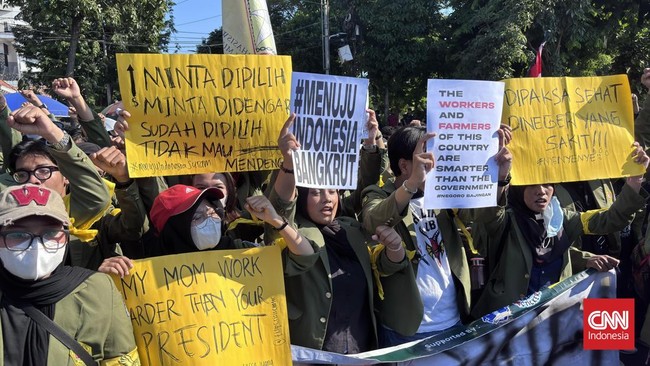 Ribuan mahasiswa menggelar demonstrasi di Surabaya, menuntut penghentian program kontroversial dan pencabutan undang-undang militerisme. 
