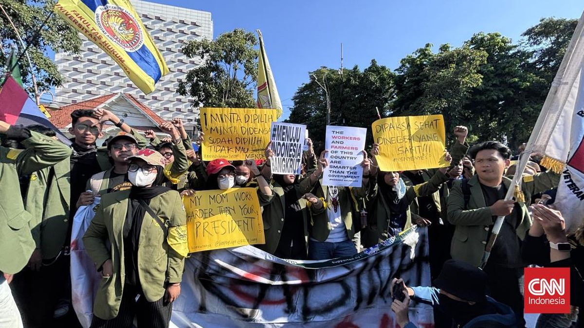 Mahasiswa Gabungan Gelar Aksi di Depan Gedung Grahadi Surabaya