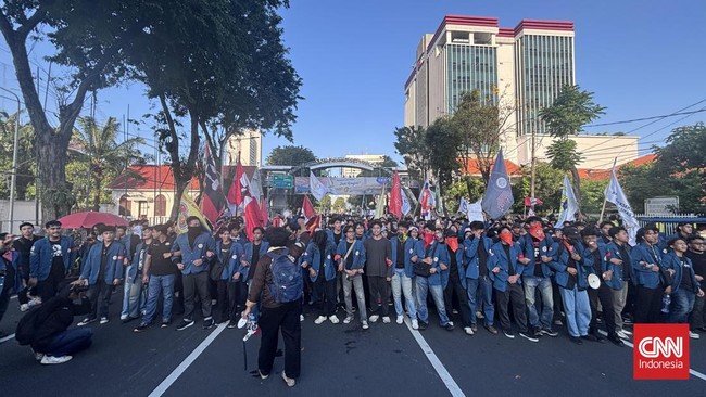 Sebanyak 1.249 personel kepolisian disiagakan untuk mengamankan aksi demonstrasi mahasiswa di kawasan Gedung Negara Grahadi, Jalan Gubernur Suryo, Surabaya, Rabu (17/6).