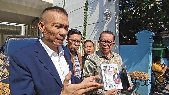 Presiden Jokowi menandatangani buku 'Otentikasi Ijazah Joko Widodo' karya Rismon Sianipar. Pesan Jokowi, buku itu agar dirilis dan dibedah di UGM.