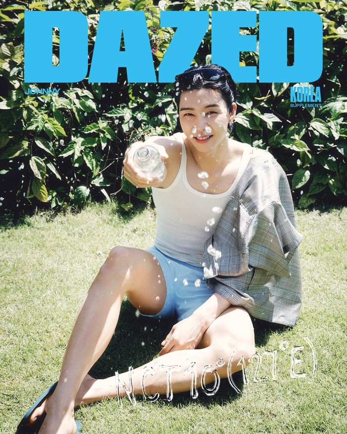 Setiap membernya mengekspresikan kebahagiaan dalam menyambut musim panas melalui tampilan sampul majalah, termasuk Johnny yang duduk santai sambil memercikkan air dalam botol untuk membagikan kesegaran./ Foto: instagram.com/dazedkorea