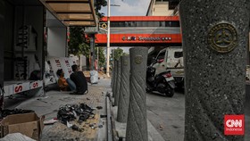 Sejumlah pekerja memugarkan area pedestrian Rasuna Said dalam rangka menyambut HUT DKI Jakarta ke-499 di Kuningan, Jakarta, Rabu (17/6).