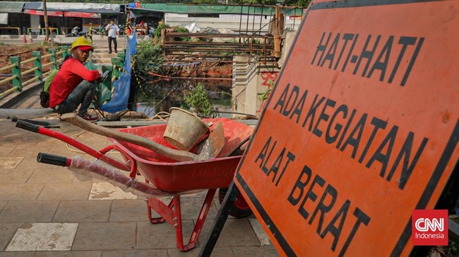 Sejumlah pekerja memugarkan area pedestrian Rasuna Said dalam rangka menyambut HUT DKI Jakarta ke-499 di Kuningan, Jakarta, Rabu (17/6). (CNN Indonesia/Febria Adha L)