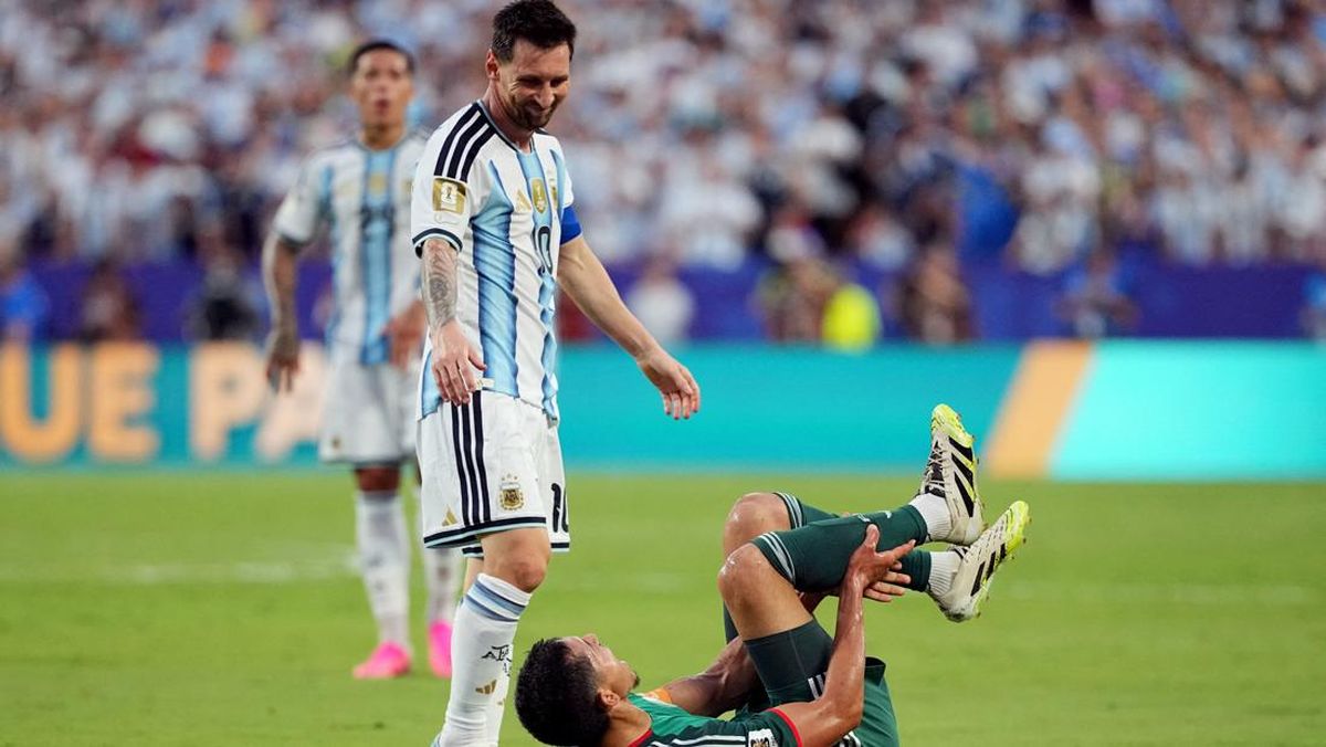 Momen Messi Injak Betis Pemain Aljazair Tuai Kontroversi