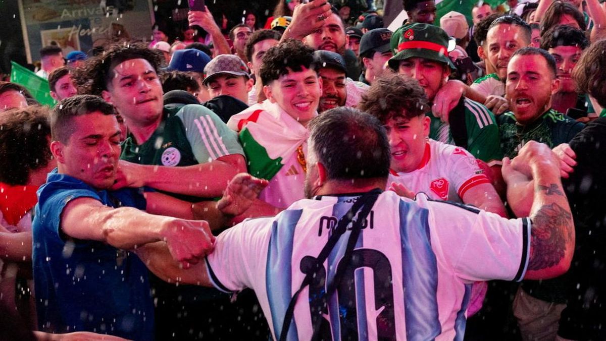 Fans Argentina Dan Aljazair Tonjok-tonjokan Jelang Laga Piala Dunia