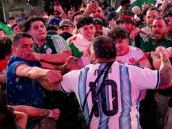 Soccer Football - FIFA World Cup 2026 - Argentina Fans gather in Times Square, New York - New York, New York, U.S. - June 15, 2026 Algeria fans clash with Argentina fans as they gather in Times Square REUTERS/Carolina Herrera     TPX IMAGES OF THE DA