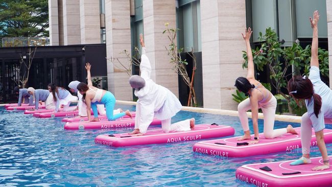Keseruan Spn Community Sport Day, Bunda Diajak Relaksasi Lewat Aquatic Floating Yoga
