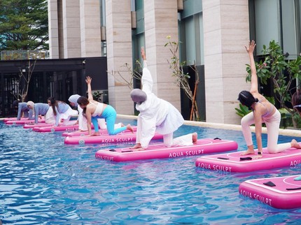 Keseruan SPN Community Sport Day, Bunda Diajak Relaksasi Lewat Aquatic Floating Yoga