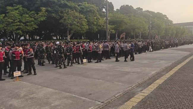 Aparat Polri dan TNI disiagakan menjelang eksekusi pengosongan Hotel Sultan di GBK, Jakarta. Karyawan hotel protes menolak eksekusi yang dijadwalkan.