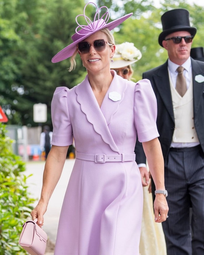 Tak pernah absen dari Royal Ascot, Zara Tindall memilih gaun lilac rancangan Rebecca Vallance yang dipadukan clutch Anya Hindmarch, pumps merah muda, dan wide-brimmed hat senada/Foto: instagram.com/royalfashionpolice