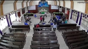 Rekaman CCTV memperlihatkan warga berlarian keluar gereja saat gempa magnitudo 6,7 melanda Palu pada Selasa (16/6).