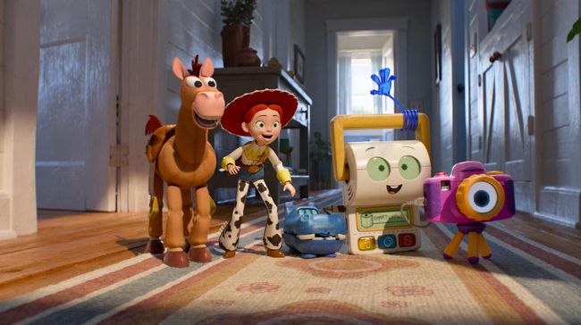 Kisah Woody dan Buzz serta para mainan yang bisa hidup dan berpetualang kembali hadir dalam Toy Story 5.. © 2026 Disney/Pixar. All Rights Reserved.