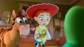 Kisah Woody dan Buzz serta para mainan yang bisa hidup dan berpetualang kembali hadir dalam Toy Story 5. © 2026 Disney/Pixar. All Rights Reserved.