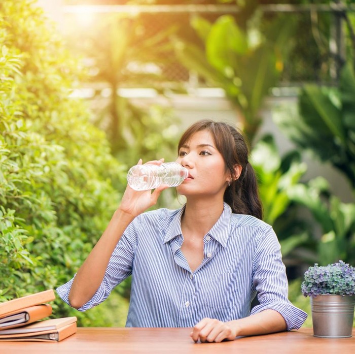 Utamakan minum air putih untuk hidup lebih sehat lagi/Foto: Freepik/Tirachad